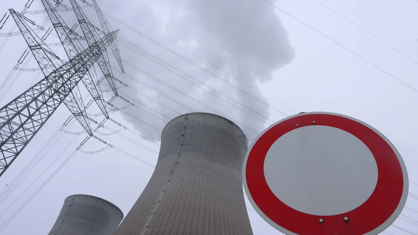 Kühltürme eines Atomkraftwerkes stehen hinter einem Verbotsschild. (Foto: Karl-Josef Hildenbrand/dpa/Symbolbild)