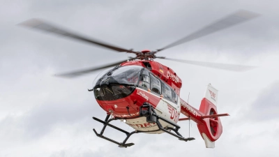 Nach einem Unfall in Schwaben musste ein sechsjähriges Kind mit dem Rettungshubschrauber in die Klinik gebracht werden. (Symbolbild) (Foto: Daniel Karmann/dpa)