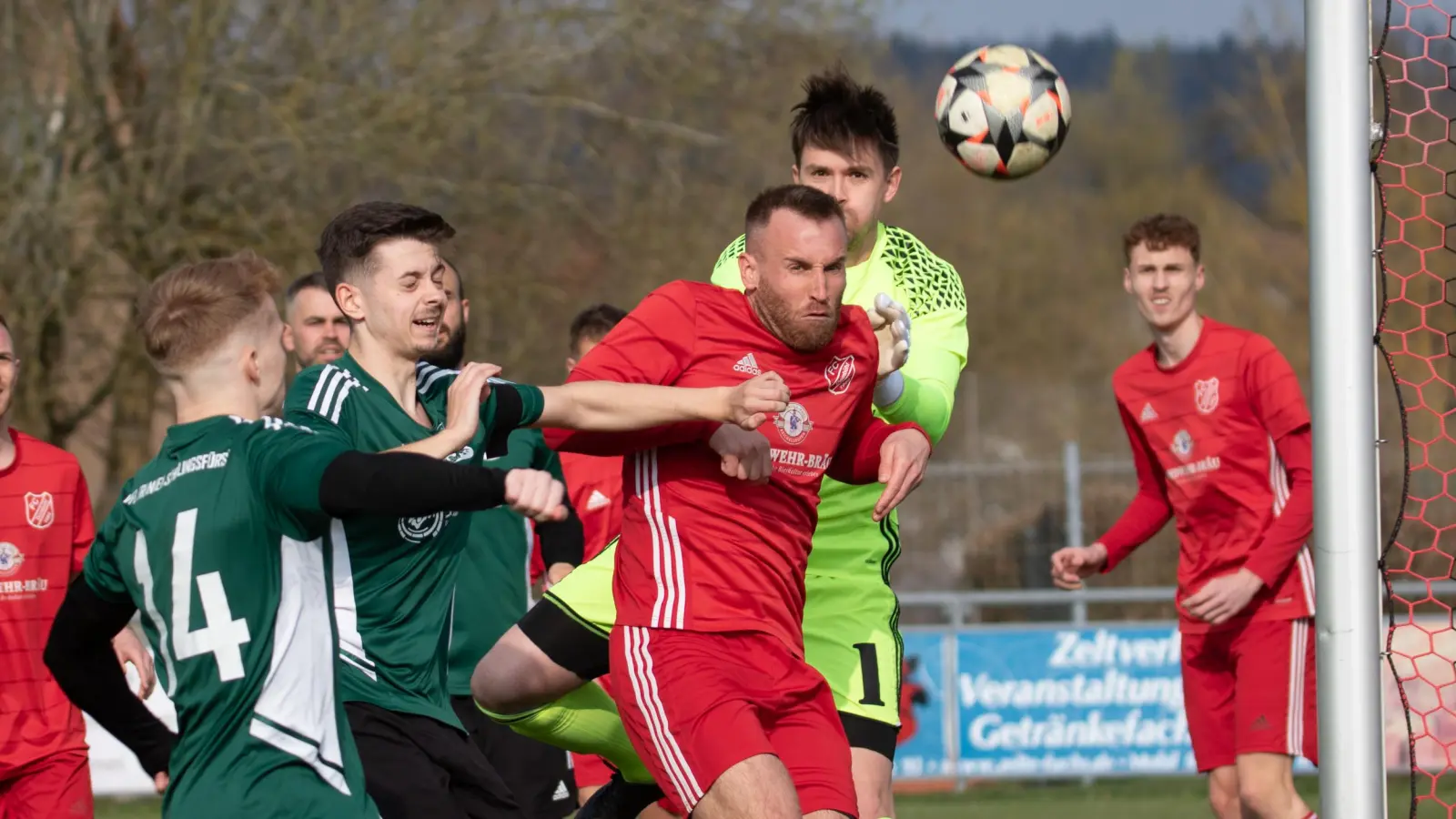 Die Schillingsfürster Yves Tillmann und Fabian Eiffert kommen hier nicht zum Abschluss, Dombühls Thore Beck und Torwart Dominic Wächter (von links) bereinigen die Situation. (Foto: Markus Zahn)