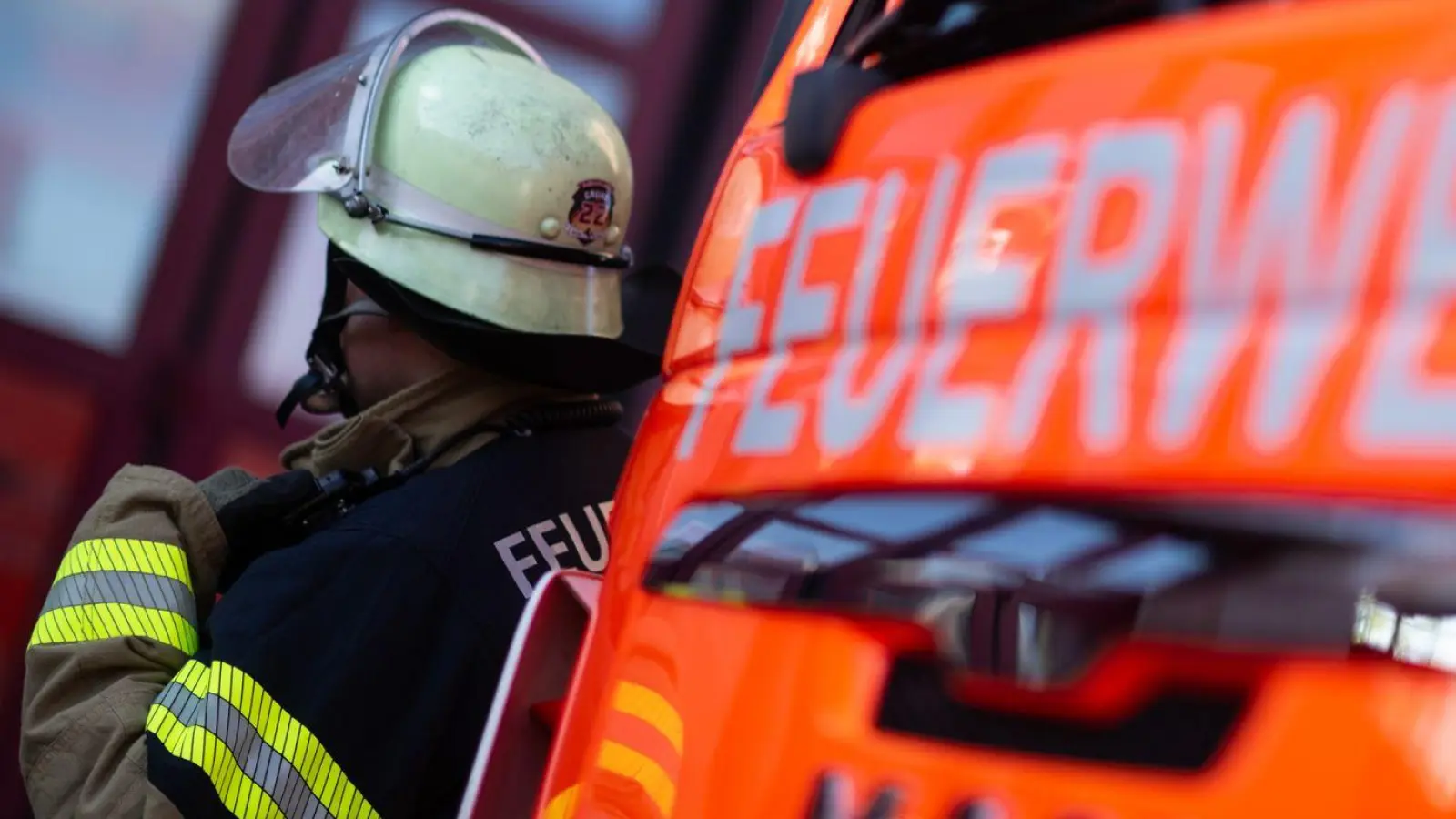 Feuerwehrleute löschen den Brand in dem Seniorenheim. (Symbolbild) (Foto: Marijan Murat/dpa)