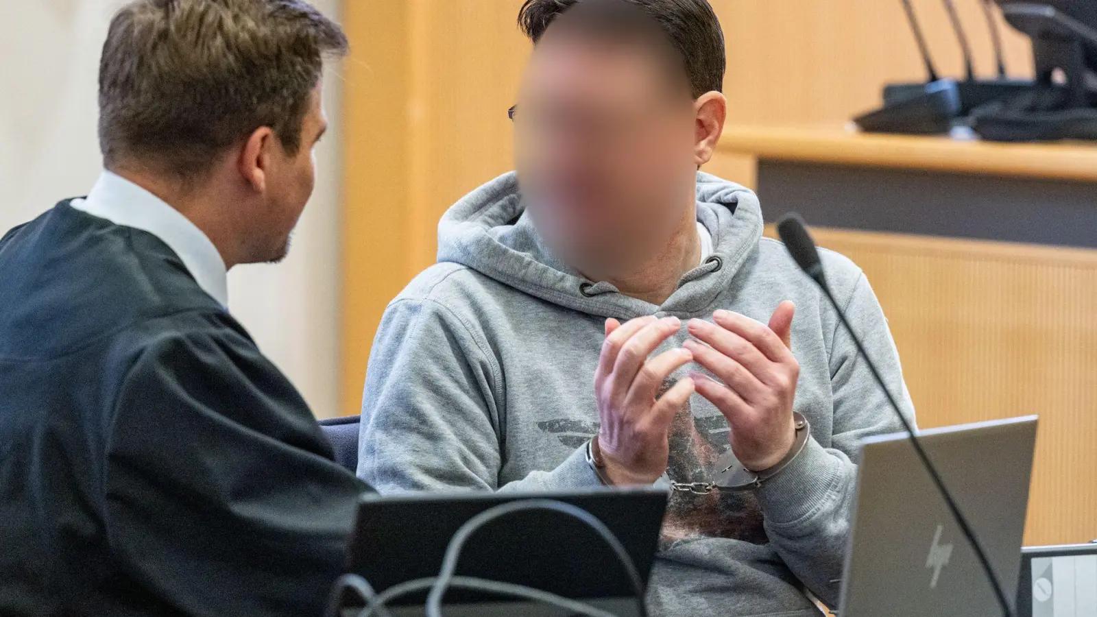 Für den Mord an seinem Onkel ist ein Mann vor dem Landgericht Regensburg zu lebenslanger Haft verurteilt worden. (Archivbild) (Foto: Armin Weigel/dpa)