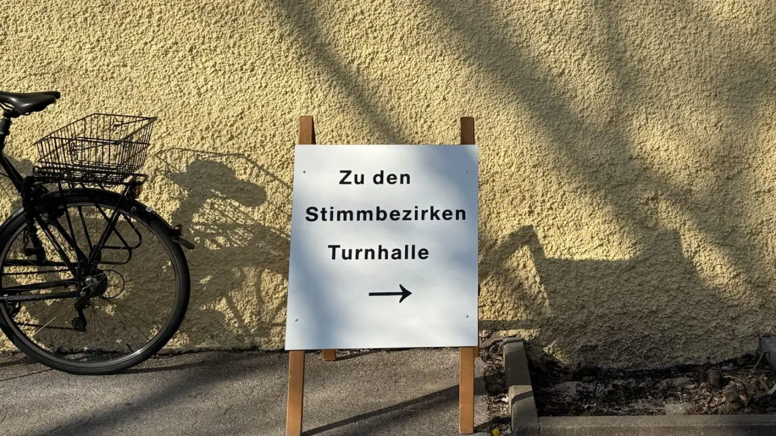 An der Güllschule in Ansbach war die Stimmung am Wahlsonntag entspannt. (Foto: Evi Lemberger)