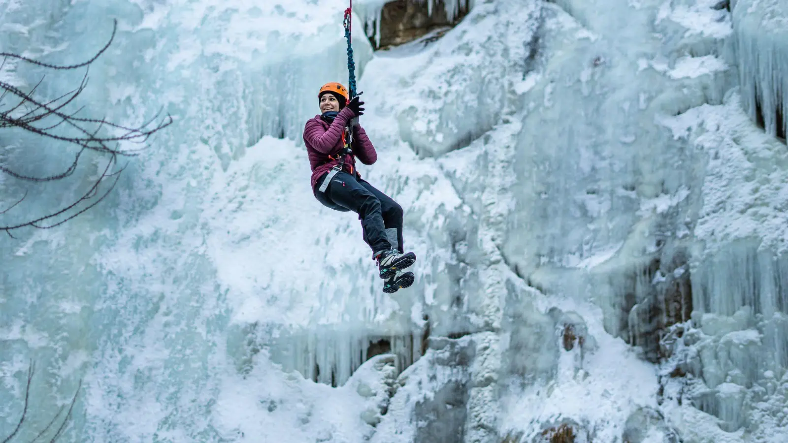Nichts für Menschen mit Höhenangst: An einem Seil geht es zum Finale von einer Hängebrücke tief hinab. (Foto: Tom Malecha/Filme Von Draussen/Saastal Tourismus AG/dpa-tmn)