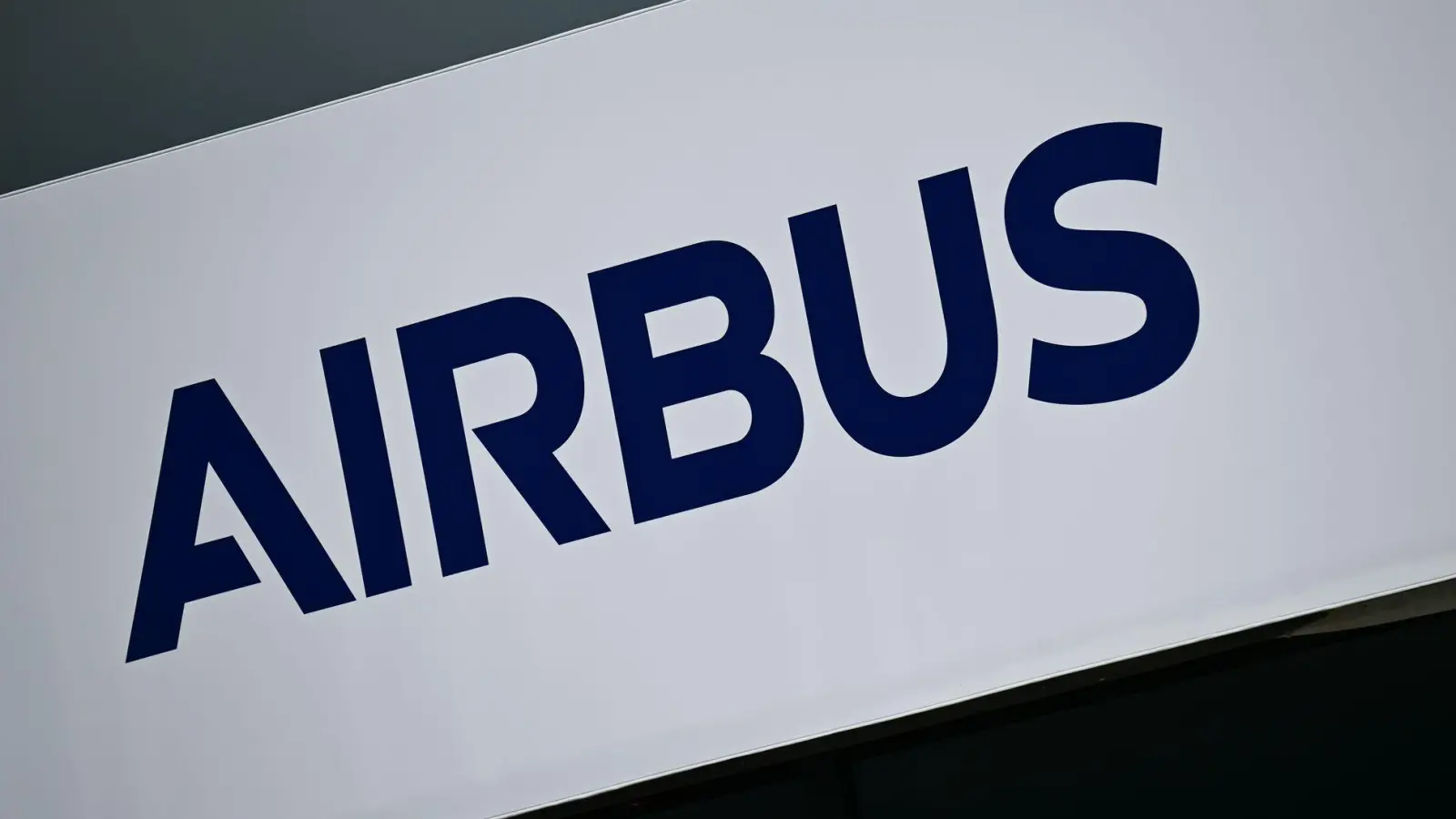 Die EU-Förderbank stellt Airbus mit drei Milliarden eine Rekordsumme bereit (Archivbild). (Foto: Sebastian Christoph Gollnow/dpa)