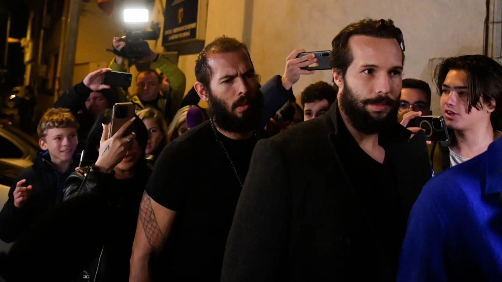 Der Influencer Andrew Tate (l) und sein Bruder Tristan wurden nach drei Monaten Untersuchungshaft in Bukarest aus dem Gefängnis entlassen. (Foto: Alexandru Dobre/AP)
