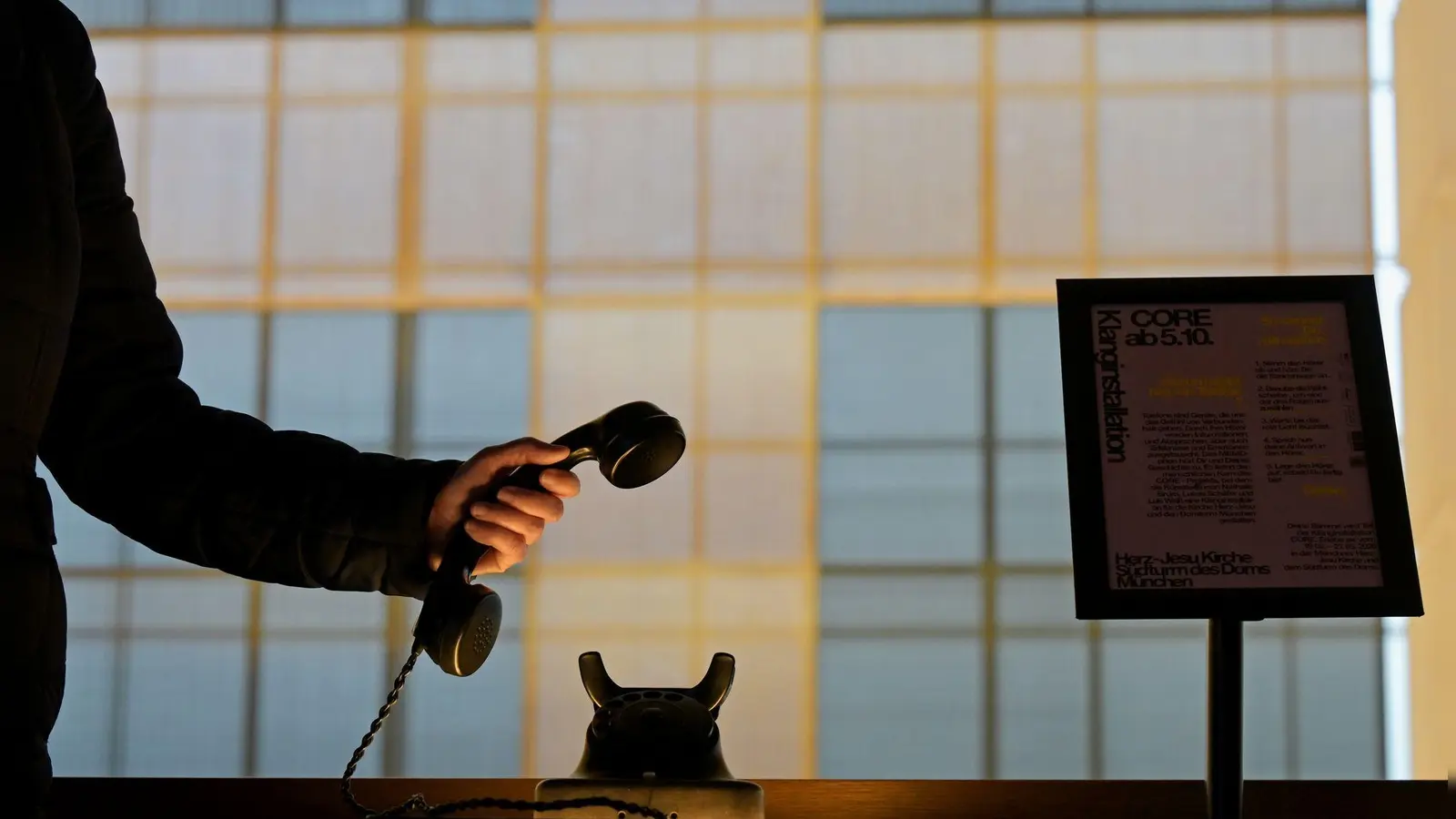 An diesem Telefon können Kirchenbesucher von Herzensangelegenheiten erzählen. (Foto: Malin Wunderlich/dpa)