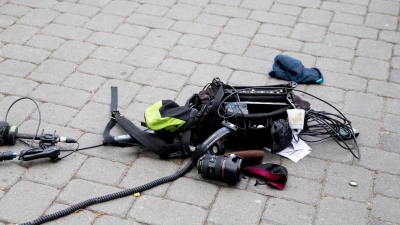 Die Ausrüstung eines Kamerateams liegt nach einem Übergriff in Berlin auf dem Boden. (Foto: Christoph Soeder/dpa)