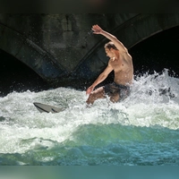Surfen an der Eisbachwelle ist wieder einmal nicht möglich - Grund sind Arbeiten wegen Manipulationen an einem Wehr. (Archivbild) (Foto: Peter Kneffel/dpa)