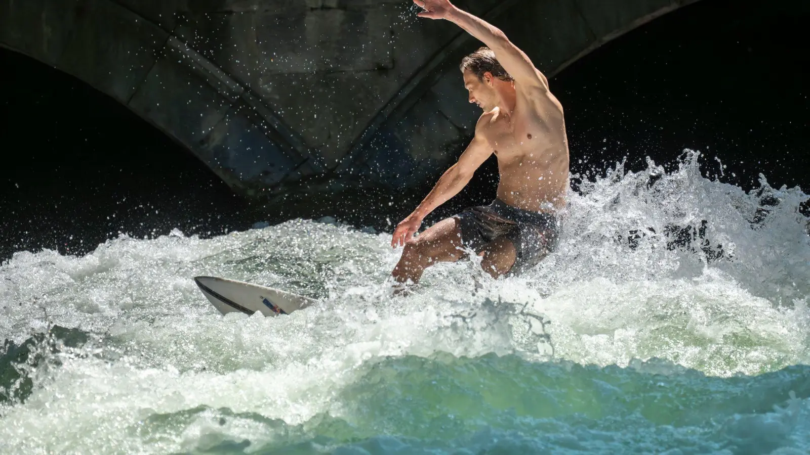 Surfen an der Eisbachwelle ist wieder einmal nicht möglich - Grund sind Arbeiten wegen Manipulationen an einem Wehr. (Archivbild) (Foto: Peter Kneffel/dpa)