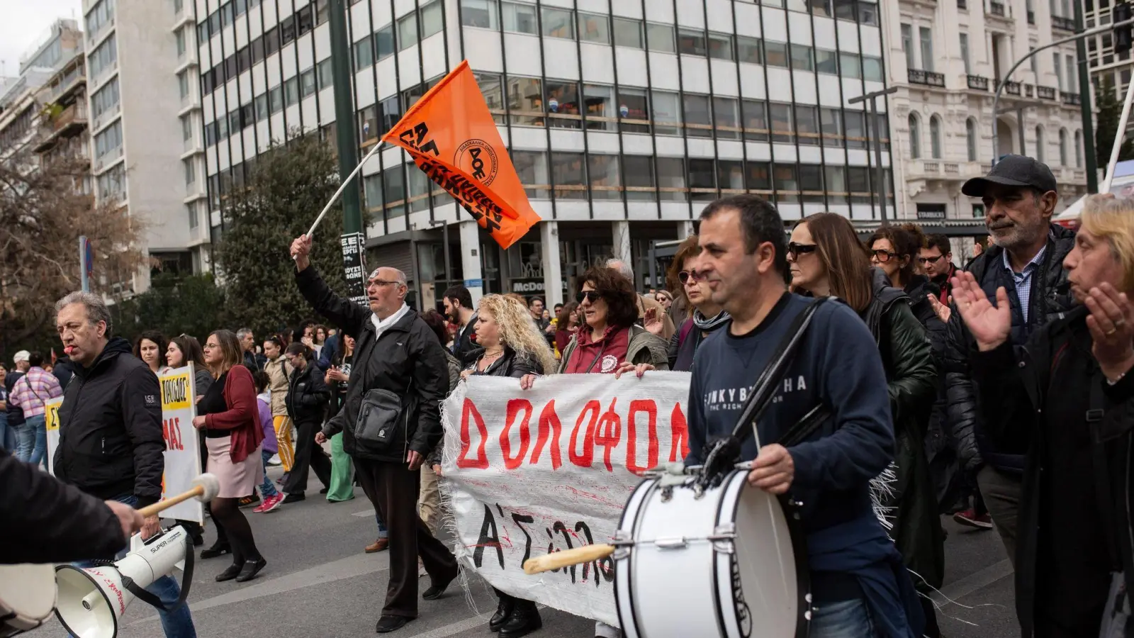 Gewerkschaftsmitglieder und Bürger protestieren in Athen. Die großen Gewerkschaften Griechenlands hatten zu Arbeitsniederlegungen aufgerufen. (Foto: Socrates Baltagiannis/dpa)