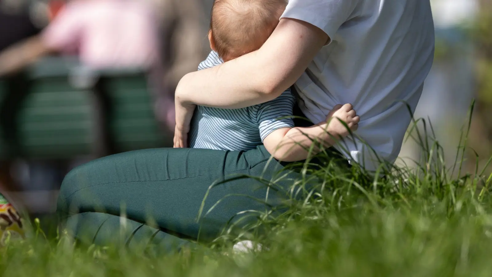 Zeit für Eltern und Kinder - nicht für Arbeitsfragen. Während der Elternzeit sind Kündigungen nur in ganz wenigen Ausnahmen möglich. (Foto: Hannes P. Albert/dpa)