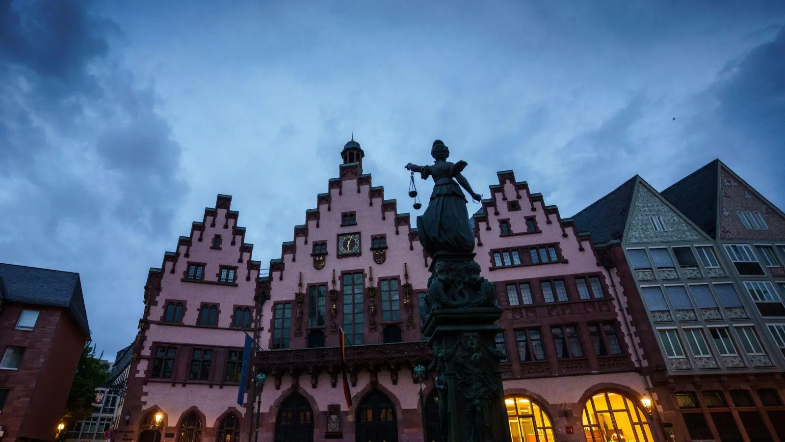 Unbeleuchtet bleibt seit einiger Zeit die Fassade des historischen Frankfurter Rathauses. (Foto: Frank Rumpenhorst/dpa)