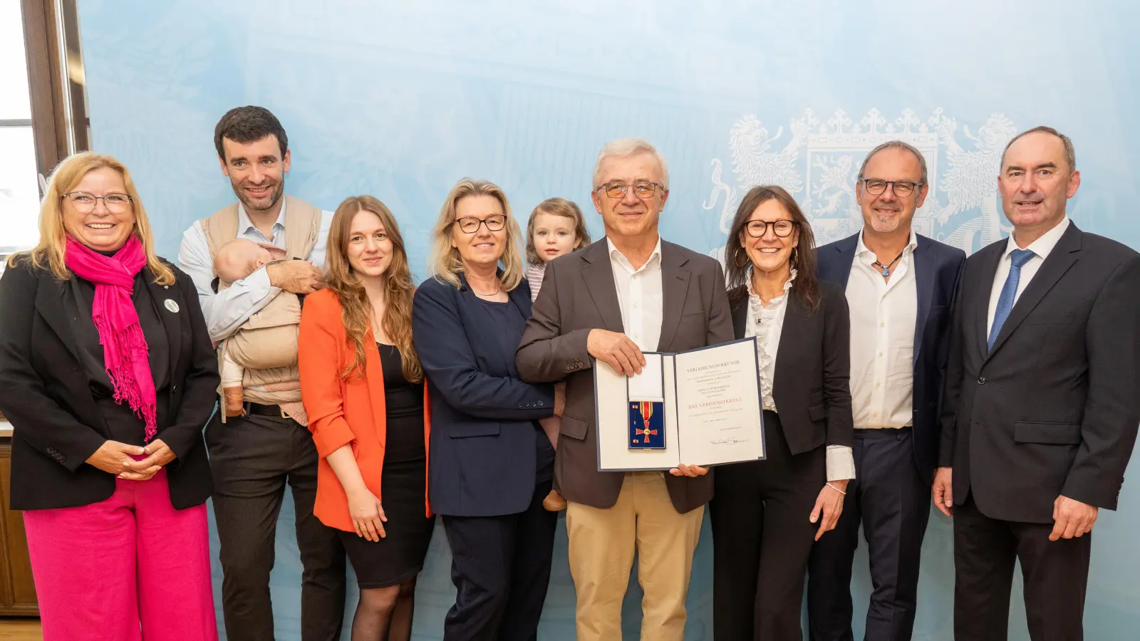 Im Kreis seiner Familie hat Altbürgermeister Wolfgang Eckardt (Vierter von rechts) das Bundesverdienstkreuz aus der Hand von Wirtschaftsminister Hubert Aiwanger (rechts) entgegengenommen. Gabi Schmidt (links), Landtagsabgeordnete der Freien Wähler aus Uehlfeld und Beauftragte der Bayerischen Staatsregierung für das Ehrenamt, war bei der Verleihung ebenfalls vor Ort. (Foto: Bayerisches Wirtschaftsministerium)
