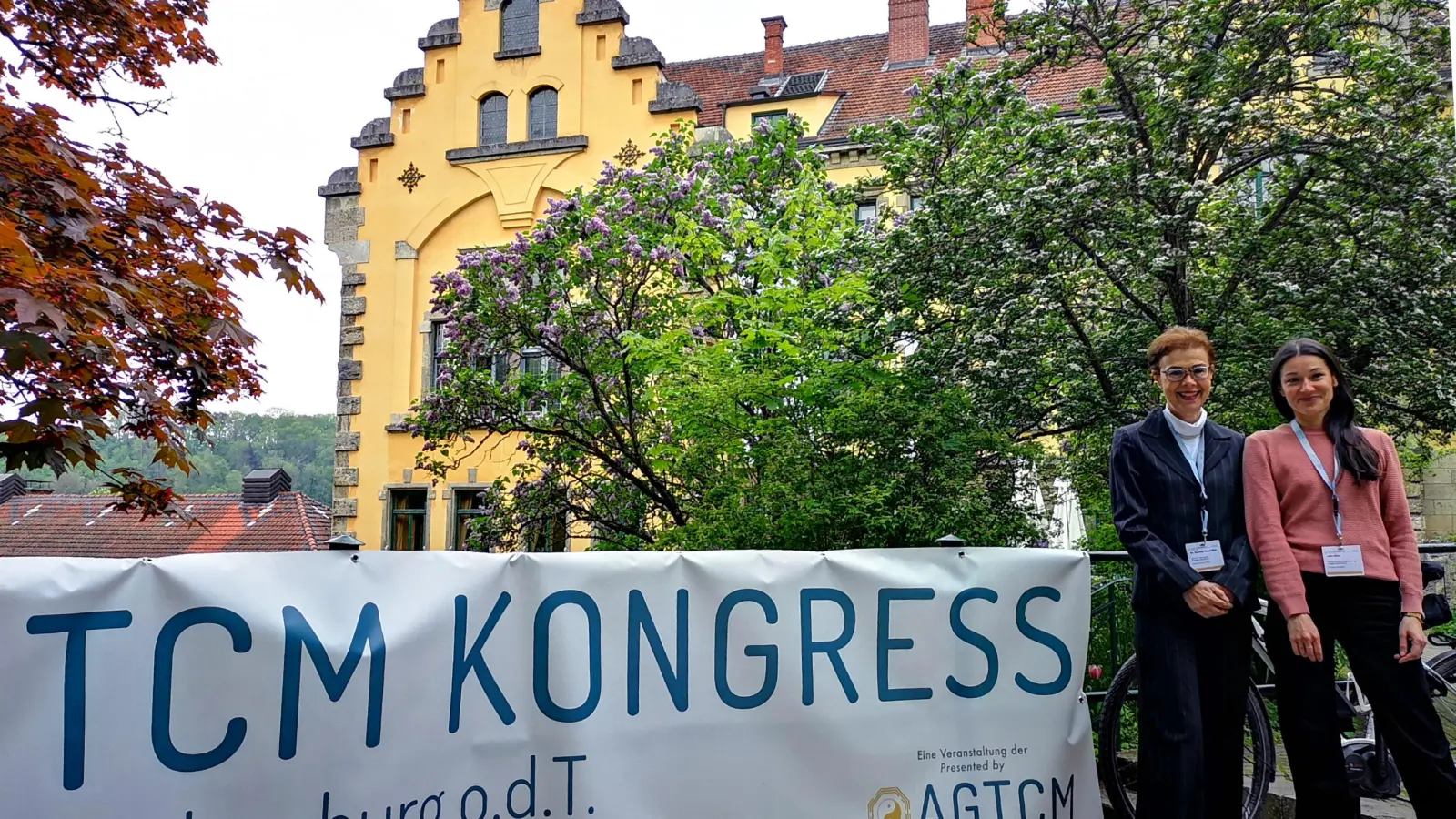 Nach drei Jahren Pause ist der internationale Fachkongress in die Tagungsstätte Wildbad zurückgekehrt. Organisationsleiterin Julia Stier und Verbandspräsidentin Dr. Martina Bögel-Witt (von rechts) rechnen in den nächsten Tagen mit rund 700 Teilnehmenden. (Foto: Jürgen Binder)