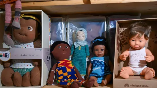 Vielfältige Puppen, unter anderem verschiedener Hautfarben, Kulturen oder auch mit Down-Syndrom gehören zum Sortiment im Shop Diversity Spielzeug in der Emser Straße in Neukölln. (Foto: Jens Kalaene/dpa)