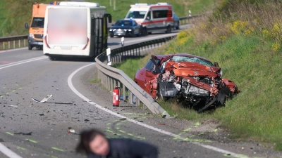 Bei dem Unfall starb ein Mensch, weitere wurden leicht verletzt. (Foto: Thomas Frey/dpa)