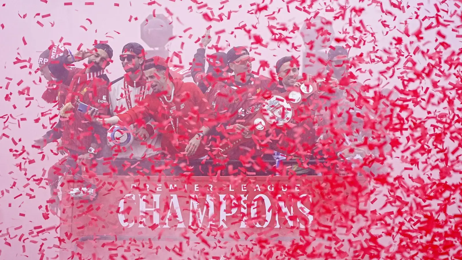 Rosa Wolke - Liverpool feiert  (Foto: Peter Byrne/PA Wire/dpa)