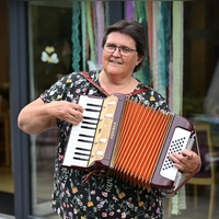 Luise Hartmann aus Emskirchen bringt gern Musik in das Leben älterer Menschen.  (Foto: Manfred Blendinger)