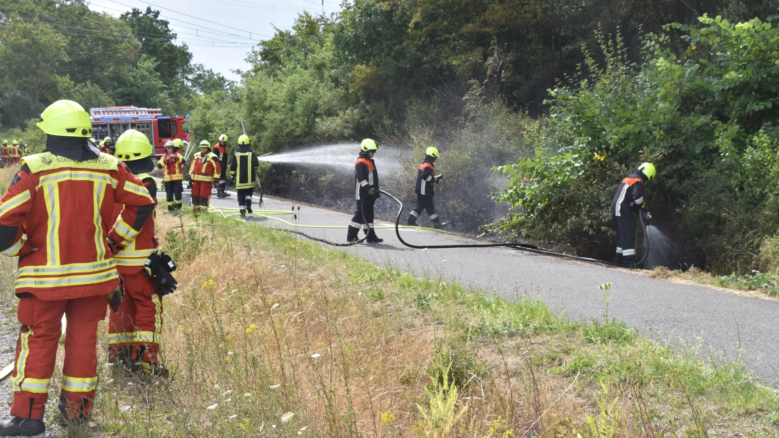 Die Feuerwehren aus Markt Bibart und Scheinfeld konnten ein Übergreifen des Feuers auf größere Waldteile verhindern. (Foto: Andreas Reum)
