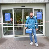 Der Marketingleiter der Kliniken im Landkreis, Benjamin Maier, stellte sich fürs Foto kurz hinter die symbolische Absperrung des Klinik-Haupteingangs.  (Foto: Christa Frühwald)