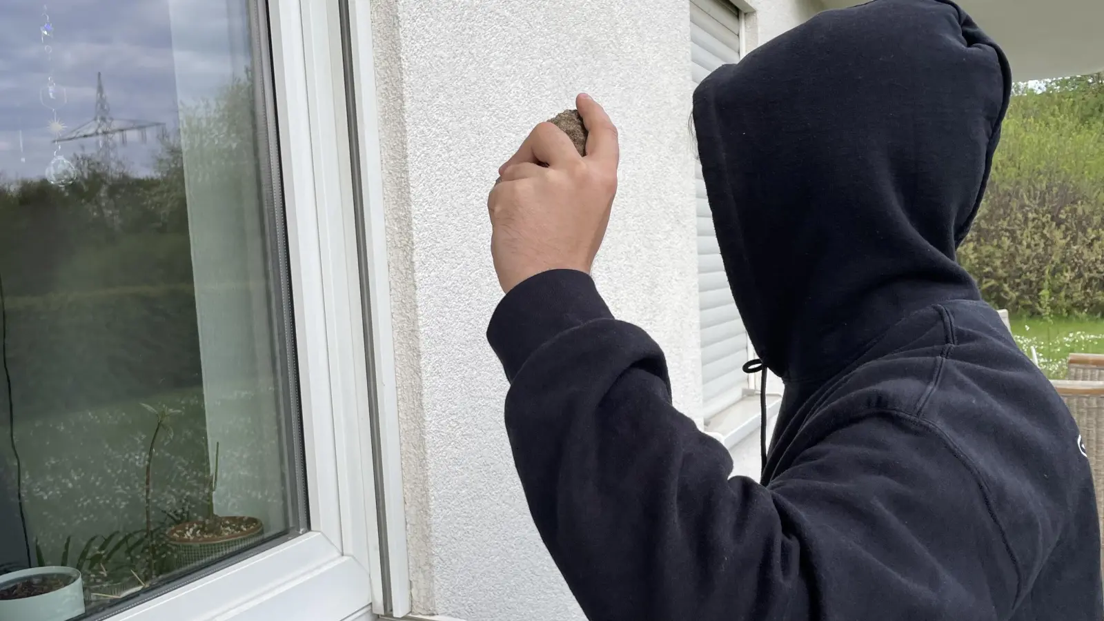 Mit einem Stein hat der Angeklagte damals eine Fensterscheibe an einem Petersauracher Wohnhaus eingeschlagen, um dort einzusteigen. (Symbolbild: Anna Beigel)