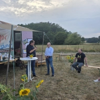 Anfang August übergab IG-Vertreter Jens Keim (links) den Bürgerantrag und die Unterschriftenlisten an Rathauschef Dr. Ulrich Grünwald. (Foto: Markus Weinzierl )