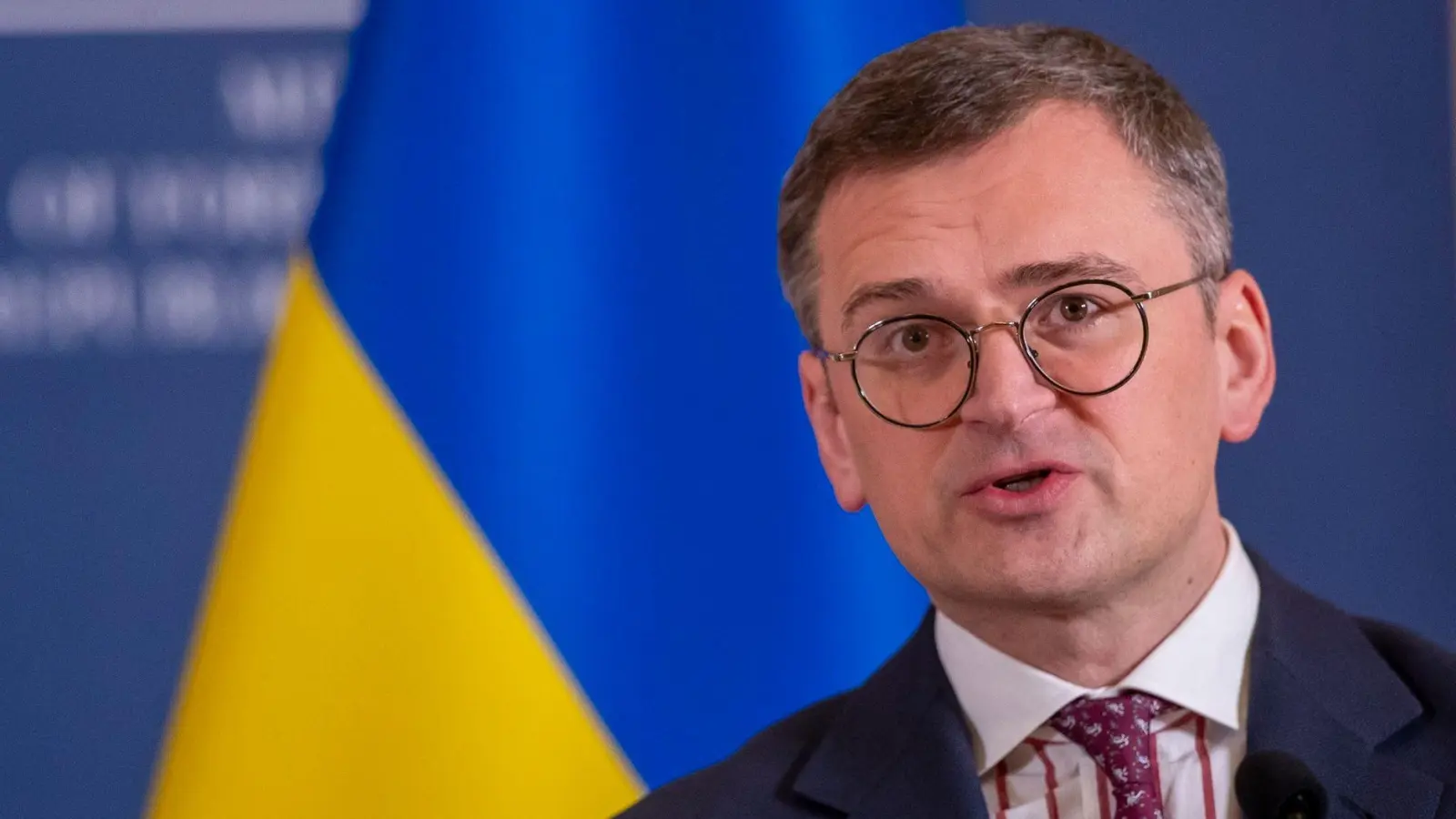 Der ukrainische Außenminister Dmytro Kuleba fordert nach Gesprächen in Vilnius weitere Waffen und Munition für den Krieg gegen Russland. (Foto: Mindaugas Kulbis/AP/dpa)