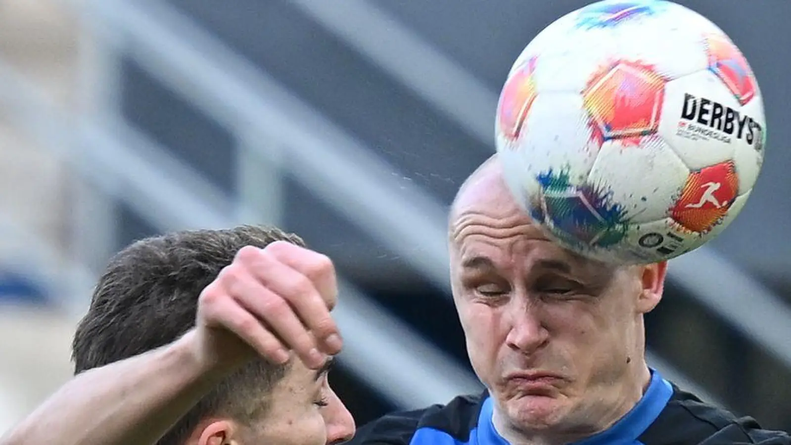 Die Paderborner, hier Sven Michel beim Kopfball, waren wacher und zielstrebiger. (Foto: Swen Pförtner/dpa)