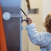 Schranksicherung gegen Neugier: Bei kleinen Kindern im Haus sollten Reinigungsmittel und andere gefährliche Stoffe für den Nachwuchs unzugänglich sein. (Foto: Franziska Gabbert/dpa-tmn)