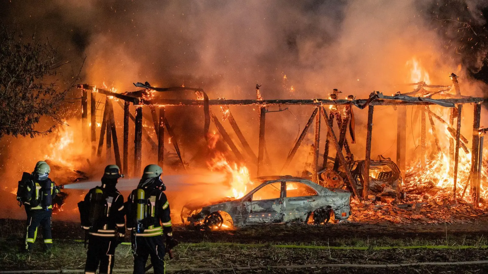 Die Scheune brannte bis auf die Grundmauern nieder.  (Foto: Ferdinand Merzbach/NEWS5/dpa)