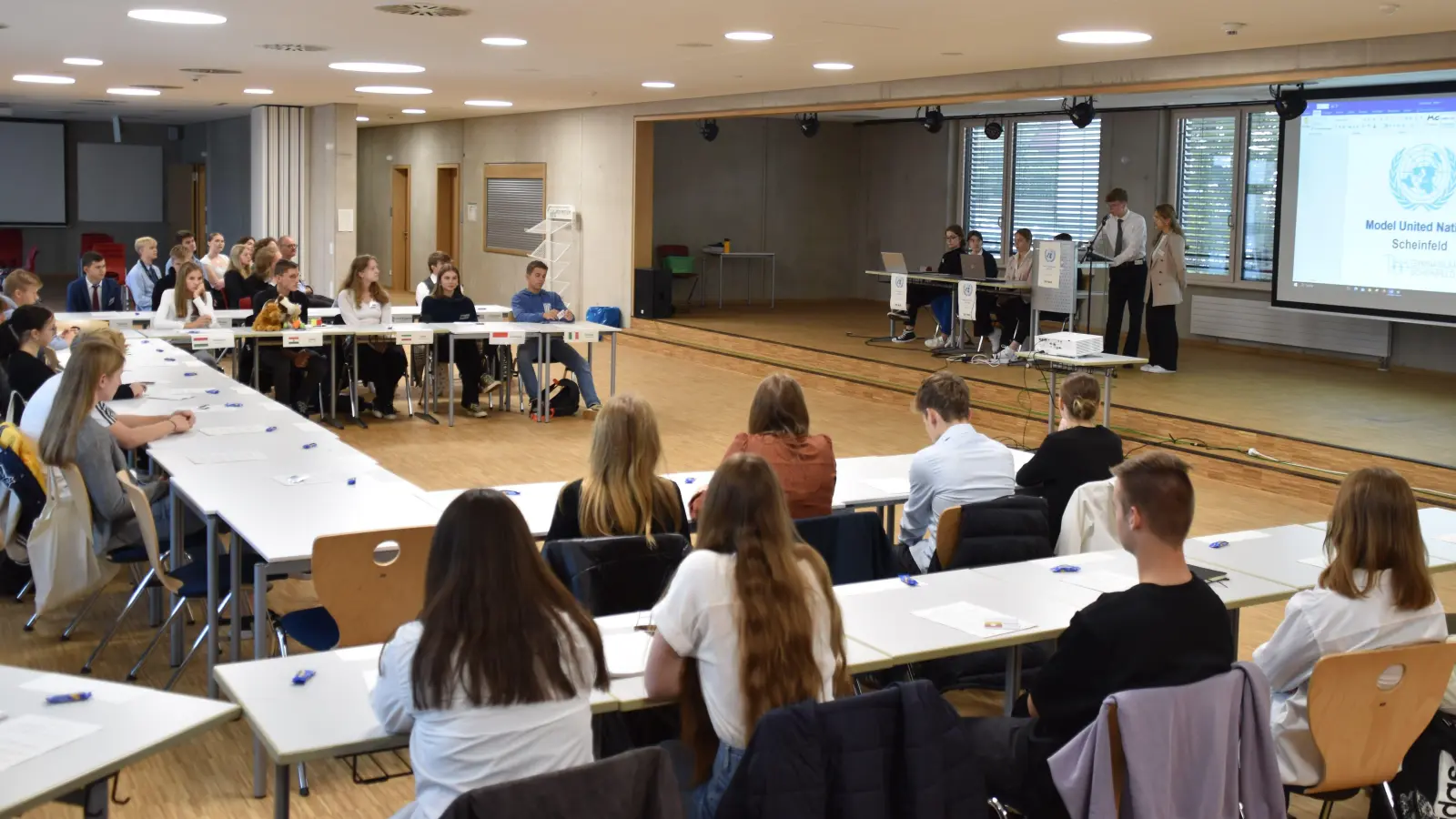 Die ersten Nutzer der neuen Aula im Gymnasium Scheinfeld waren sozusagen die Vereinten Nationen, jedenfalls im Frauenrechte-Rollenspiel der Oberstufe. (Foto: Andreas Reum)
