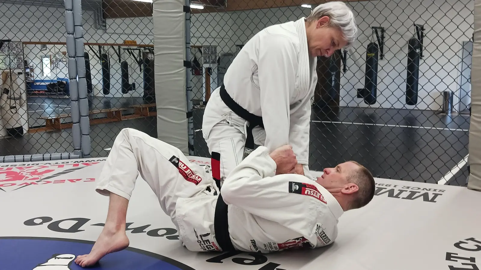 Yvonne Tausche und Holger Tanzberger – hier im Schaukampf – tragen jetzt einen Schwarzen Gürtel im Brazilian Jiu-Jitsu. In dieser Disziplin werden vor allem Verteidigungstechniken am Boden trainiert. (Foto: Hannes Hausmann)
