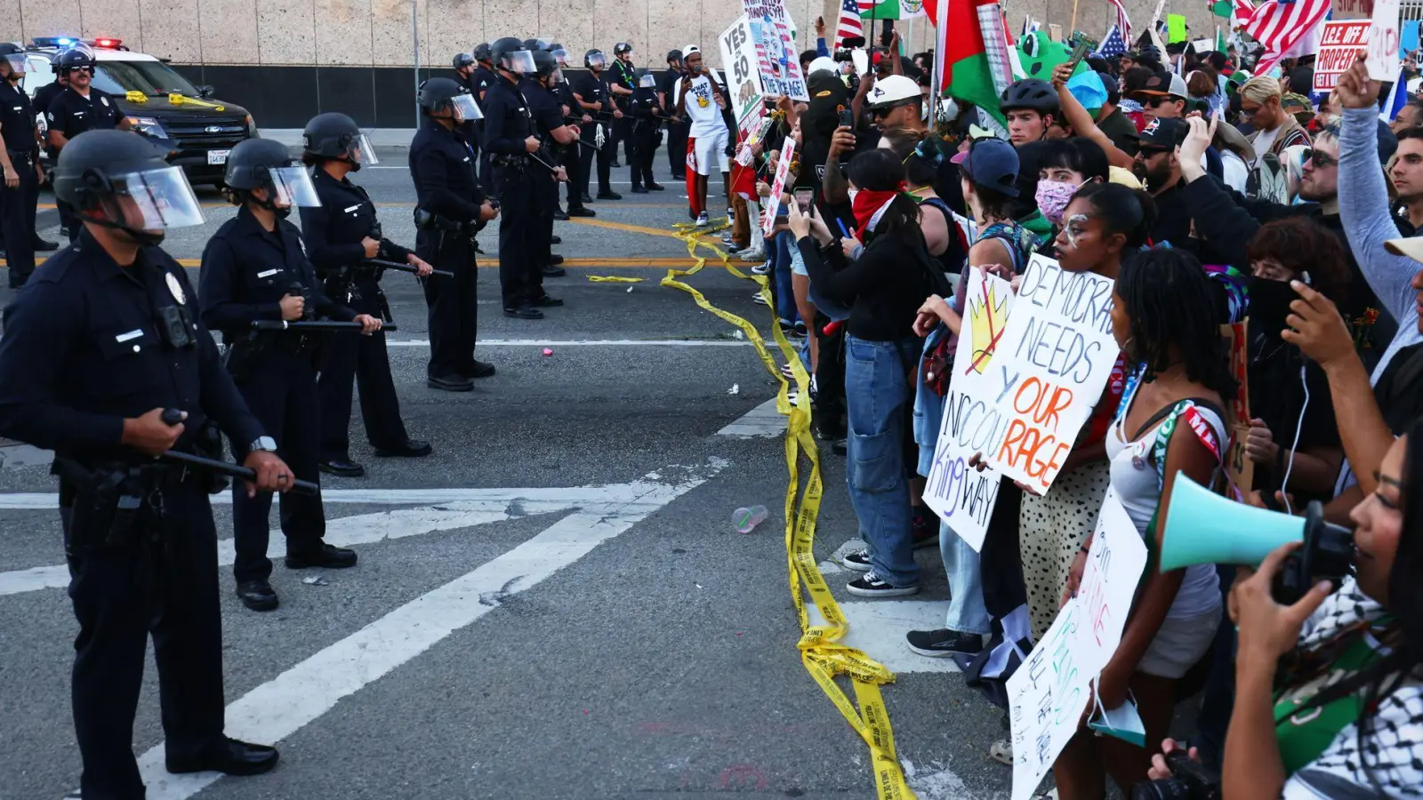 Gegner werfen Trump und seinem Umfeld vor, Dissens pauschal zu delegitimieren und schrittweise einschränken zu wollen. (Foto: Ethan Swope/AP/dpa)