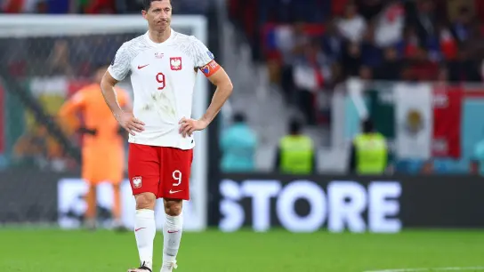 Polens Robert Lewandowski steht enttäuscht auf dem Feld. (Foto: Tom Weller/dpa)