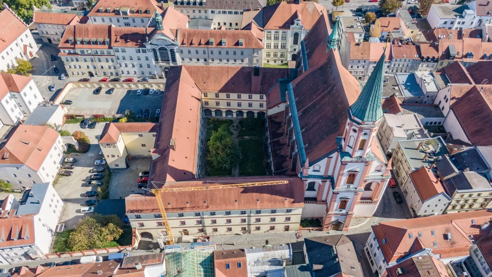 Das Karmelitenkloster in der Innenstadt von Straubing. (Foto: Armin Weigel/dpa/Archivbild)