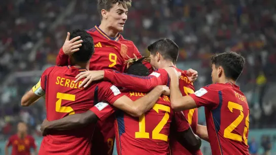 Spaniens Fußballer können sich dank des DFB-Teams über den Einzug ins Achtelfinale freuen. (Foto: Li Gang/XinHua/dpa)