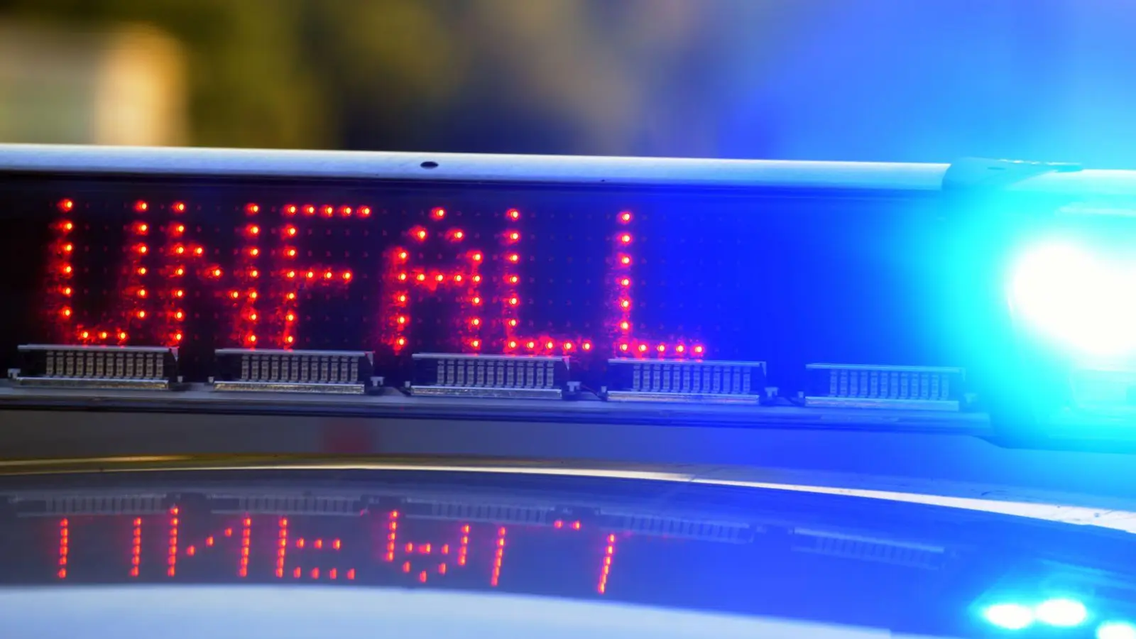 Der junge Motorradfahrer kam auf einer Wiese schwer verletzt zum Liegen. (Symbolbild) (Foto: Stefan Puchner/dpa)