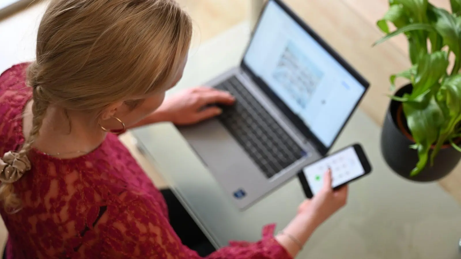 Unseriöse Chats: Misstrauen Sie Finanzangeboten in Messenger-Gruppen - insbesondere mit sehr hohen Renditeversprechen. (Foto: Helena Dolderer/dpa/dpa-tmn)