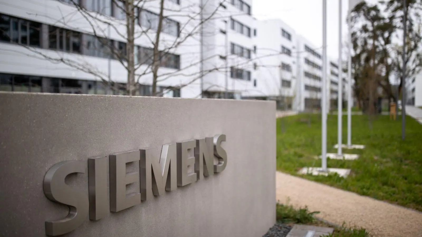 Das Schriftzug-Logo des deutschen Industriekonzerns Siemens. (Foto: Daniel Karmann/dpa/Archivbild)