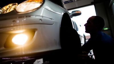 Je besser die Lichtanlage, desto sicherer können Autofahrer in den Herbst und Winter starten. (Foto: Julian Stratenschulte/dpa/dpa-tmn)