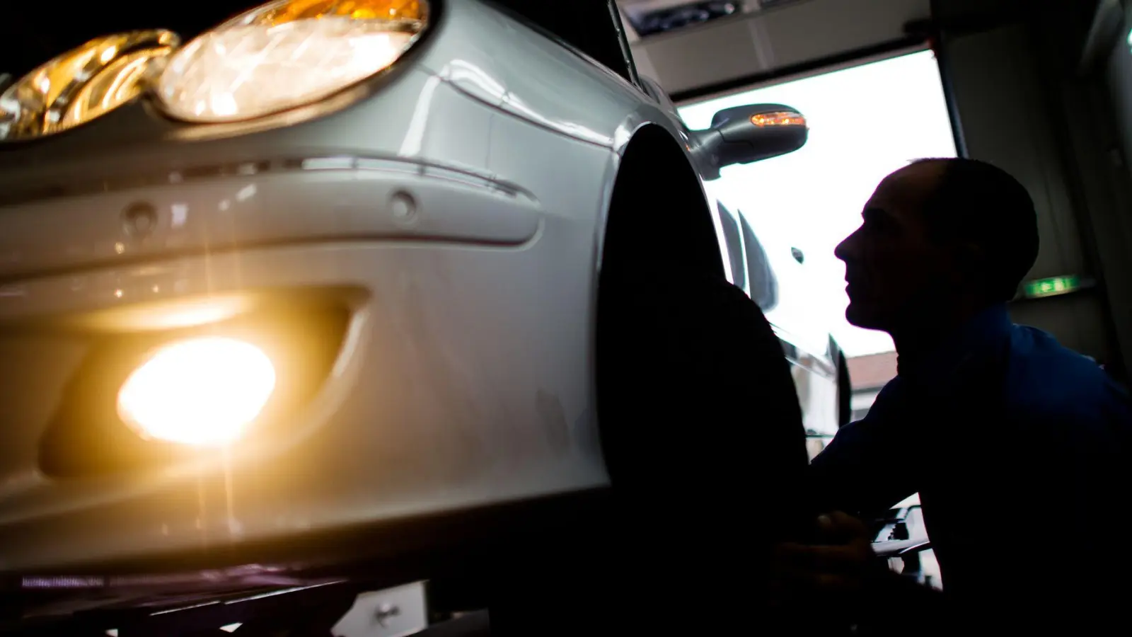 Je besser die Lichtanlage, desto sicherer können Autofahrer in den Herbst und Winter starten. (Foto: Julian Stratenschulte/dpa/dpa-tmn)