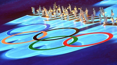Die olympischen Ringe erstrahlen während der finalen Zeremonie vor den Artisten. (Foto: Peter Kneffel/dpa)