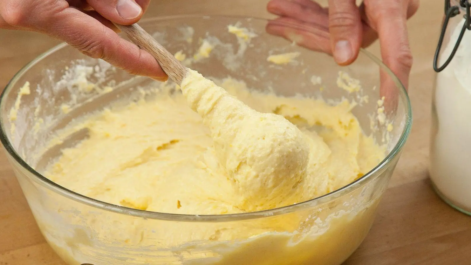 In vielen Rezepten für Rührteige steht Butter auf der Zutatenliste - aber es geht auch anders. (Foto: Kai Remmers/dpa Themendienst/dpa-tmn)