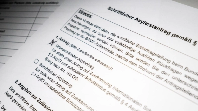 Die Zahl der in Deutschland gestellten Asylanträge ging 2025 deutlich zurück. (Illustration) (Foto: Julian Stratenschulte/dpa)