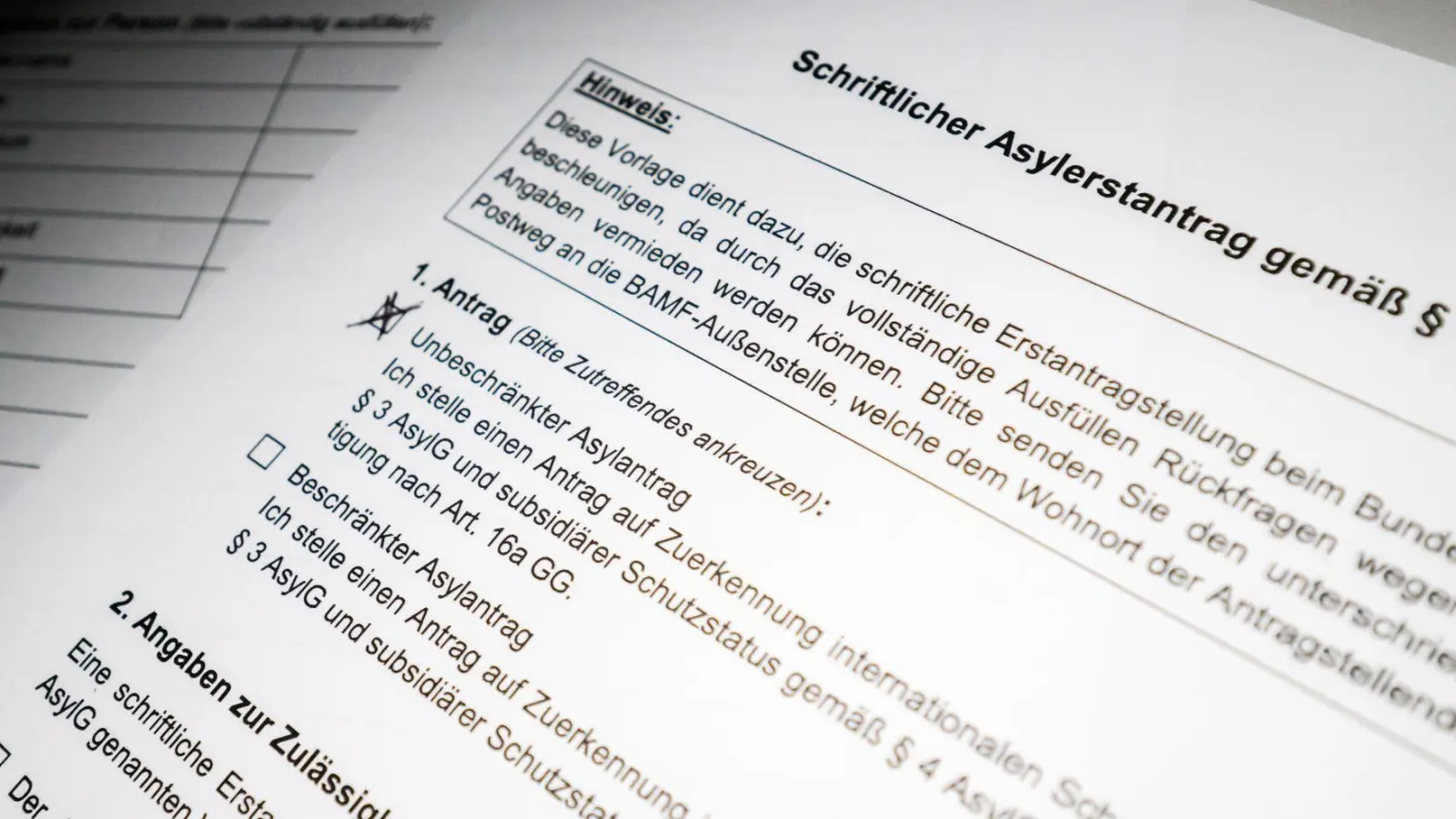 Die Zahl der in Deutschland gestellten Asylanträge ging 2025 deutlich zurück. (Illustration) (Foto: Julian Stratenschulte/dpa)