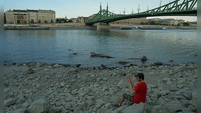 In Budapest führt die Donau wenig Wasser - Relikte aus der Vergangenheit kommen zum Vorschein. (Foto: Bela Szandelszky/AP/dpa)