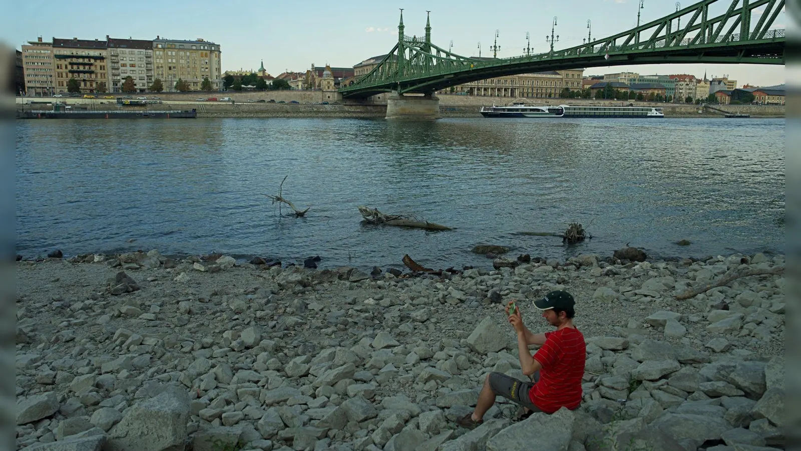In Budapest führt die Donau wenig Wasser - Relikte aus der Vergangenheit kommen zum Vorschein. (Foto: Bela Szandelszky/AP/dpa)