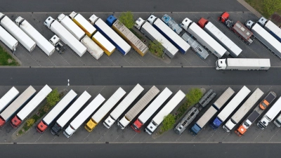 Die EU-Kommission hatte gegen zahlreiche Lkw-Konzerne wegen verbotener Preisabsprachen Bußgelder verhängt. (Symbolbild) (Foto: Ralf Hirschberger/dpa-Zentralbild/dpa)