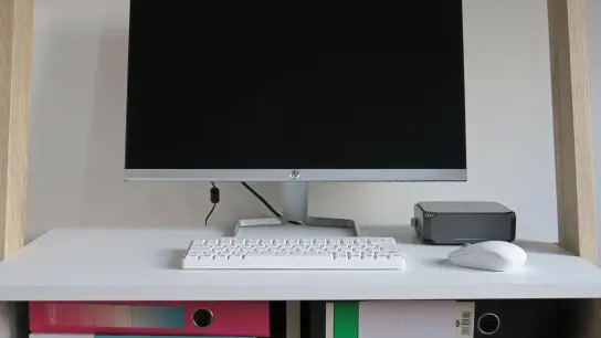 Wo ist der Rechner versteckt? Hinter der Maus. Manche dieser Mini-PCs lassen sich sogar per VESA-Aufnahme hinter den Monitor hängen und somit gänzlich verstecken. (Foto: Tom Nebe/dpa-tmn)