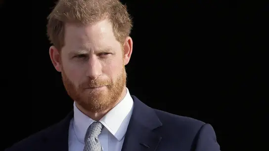 Der britische Prinz Harry steht in den Gärten des Buckingham-Palastes. (Foto: Kirsty Wigglesworth/AP/dpa)